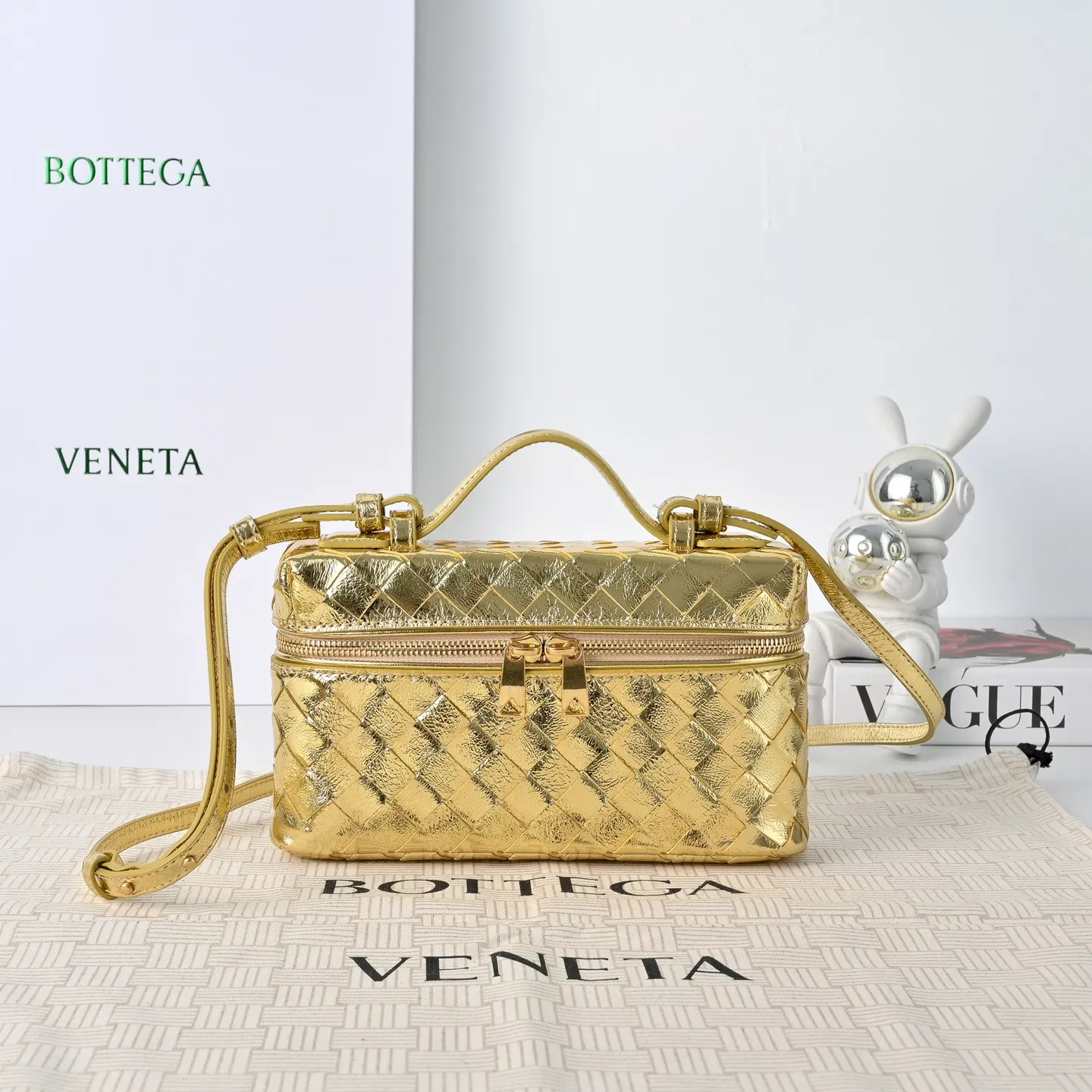 Batch 1360 #BV New Vanity Case Rope Cosmetic Bag, 🎈The metallic luster is super eye-catching, and it has a perfect sense of holiday atmosphere✨✨It adopts the brand’s most classic cowhide weaving, with two-way zipper opening and closing, the overall style is retro and elegant, the top handle can be adjusted, the shoulder strap can be adjusted at will, the hand-held elegant temperament, the cross-body casual and casual, unlocking various concave shape scenes🎬 Model: 9109 Dimensions: 22x12.5x5